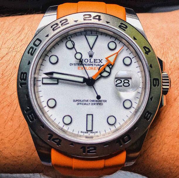 The orange rubber strap endows the timepiece a distinctive temperament.