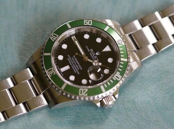 The old Submariner looks more low-key than modern model.