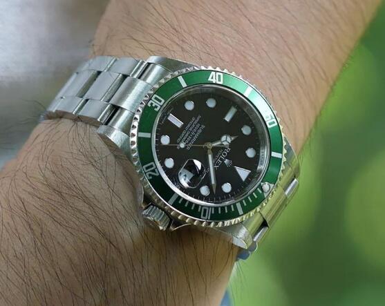 The green bezel makes the timepiece more eye-catching.