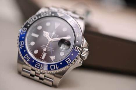 The 40 mm replica watch has black and blue bezel.
