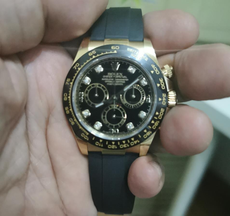 The 18ct gold fake watch has black dial.
