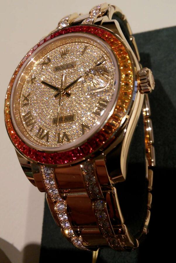 The 18ct gold fake watch has Roman numerals.