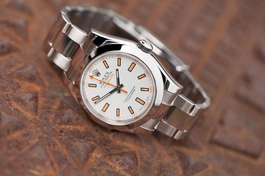 This white dial fake watch is designed for men.